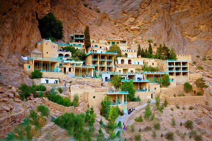 چک چک؛ زیارتگاهی سبز در دل کویر